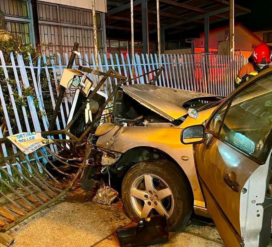 Ileso resultó conductor que se estrelló contra reja de la Escuela Argentina de Puerto Montt