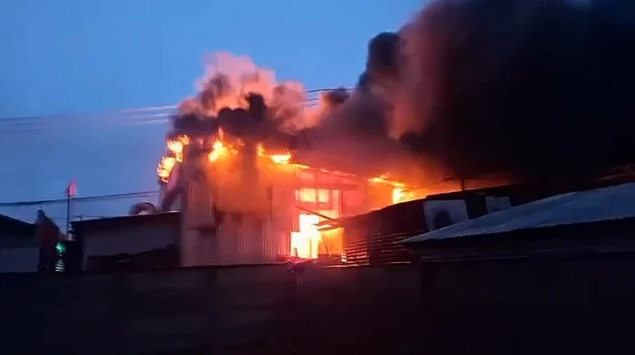 Seis compañías de Bomberos combatieron gigantesco incendio que afectó a una vulcanización en Puerto Montt