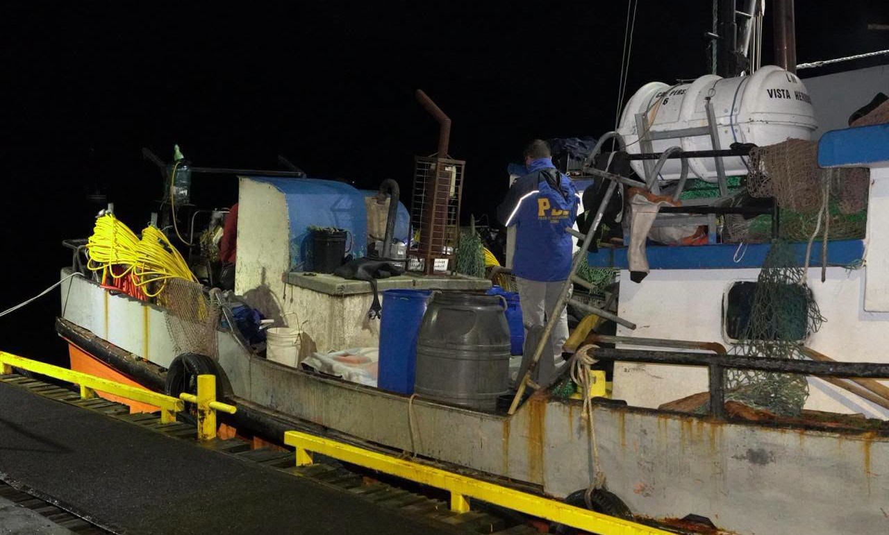 Investigan muerte de buzo mariscador en Aysén: diligencias permitieron detener a un sujeto buscado por la justicia