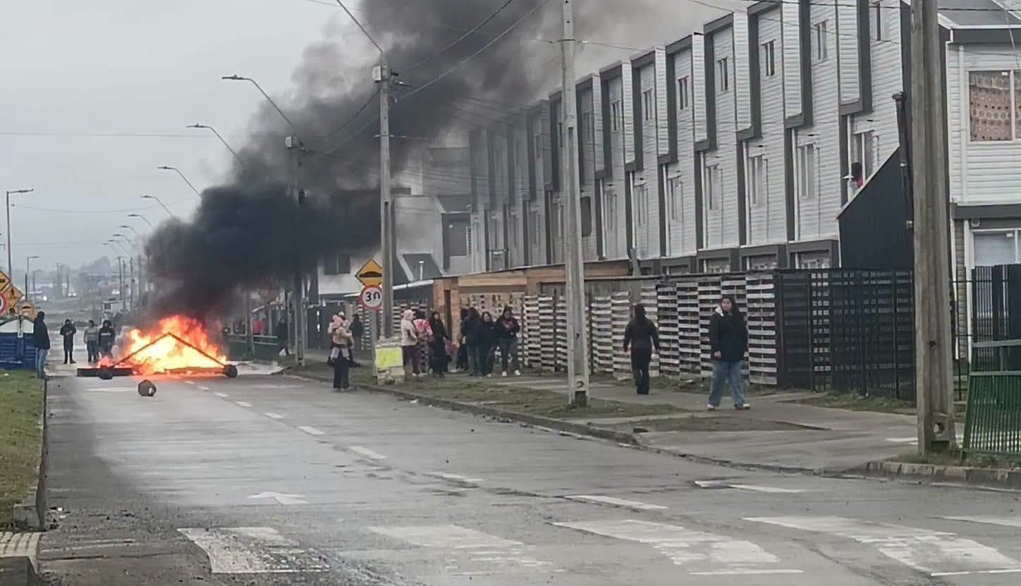 Vecinos de Alerce cansados de la delincuencia levantaron barricadas y buscaron expulsar a presuntos delincuentes