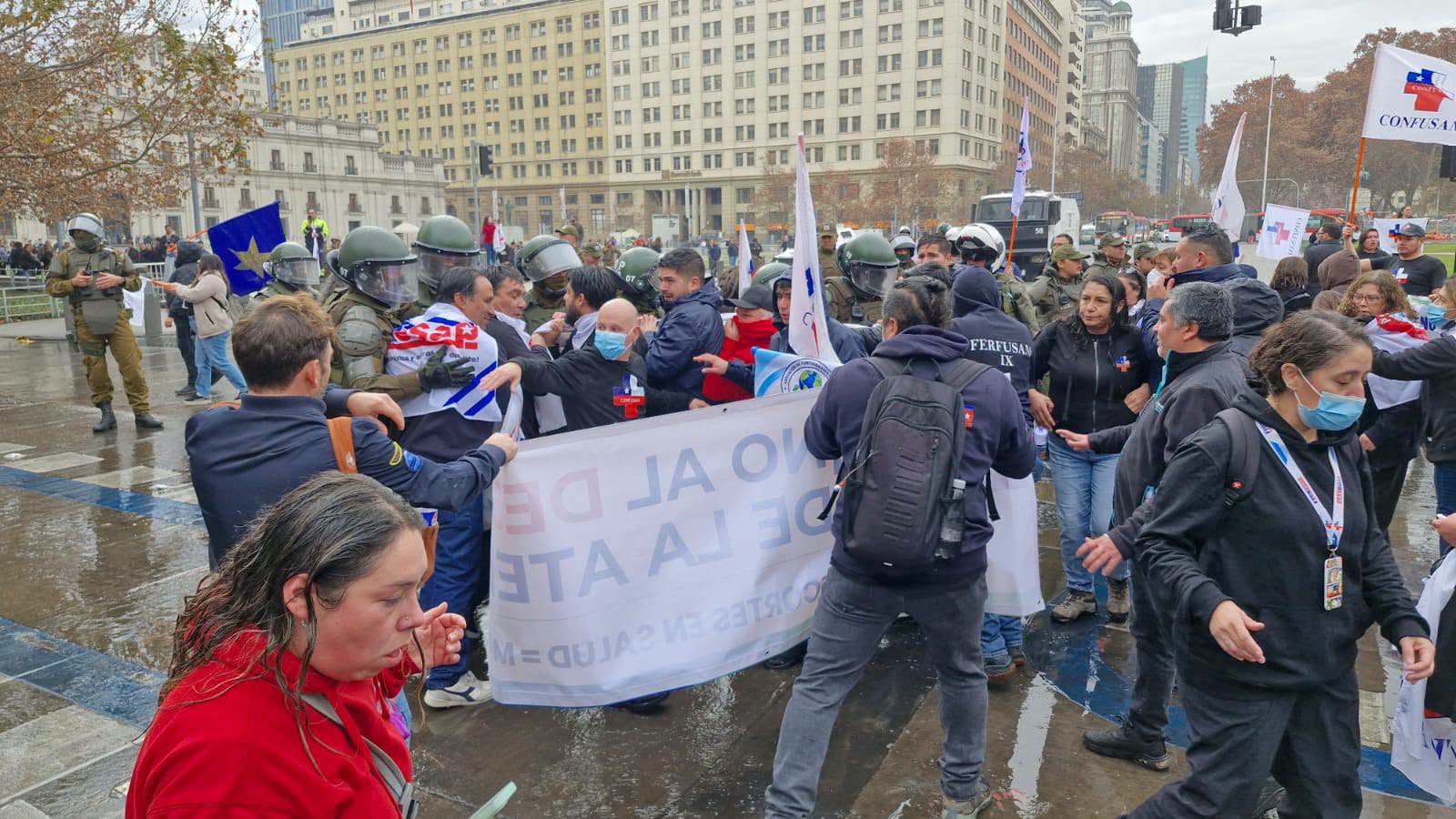 Dirigentes de la salud de Los Lagos denunciaron represión policial durante manifestación para frenar recortes en La Moneda