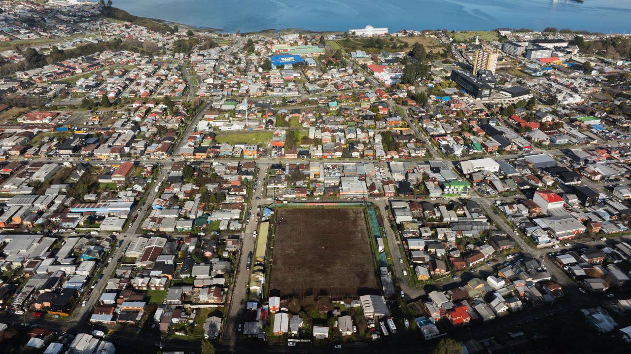 Avanzan obras para instalar la nueva cancha sintética en el Estadio Lintz en Puerto Montt