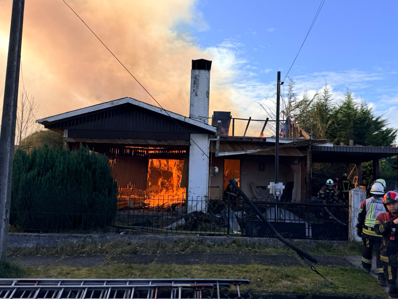 Fuego destruyó vivienda que estaba a la venta y que “okupas” la habitaban en Puerto Montt