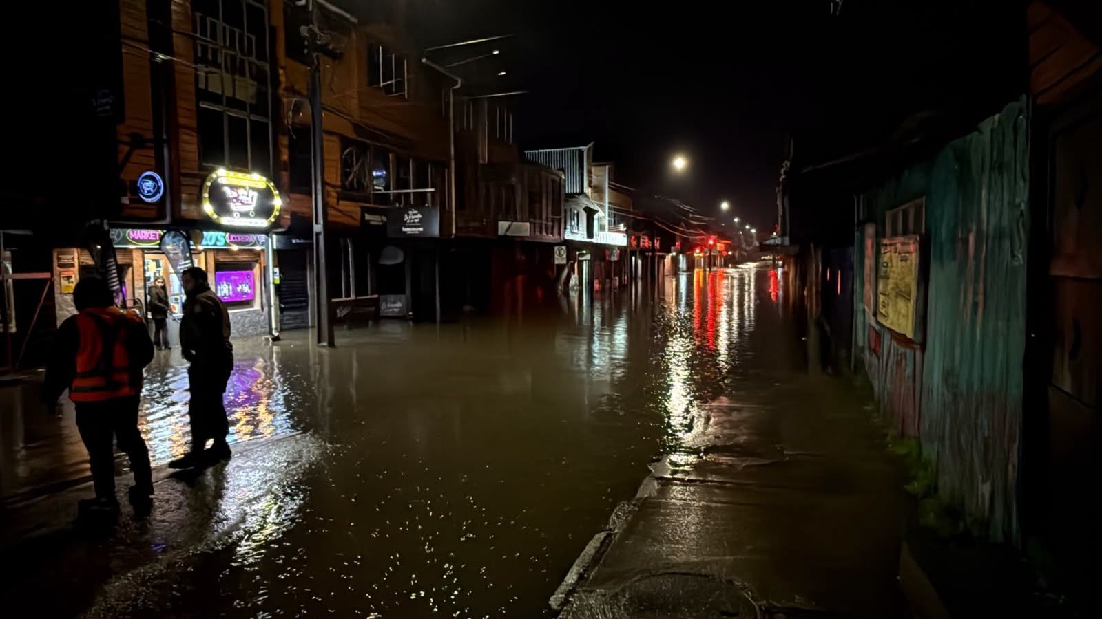 Desborde del río La Toma provocó severa inundación en pleno centro de Ancud