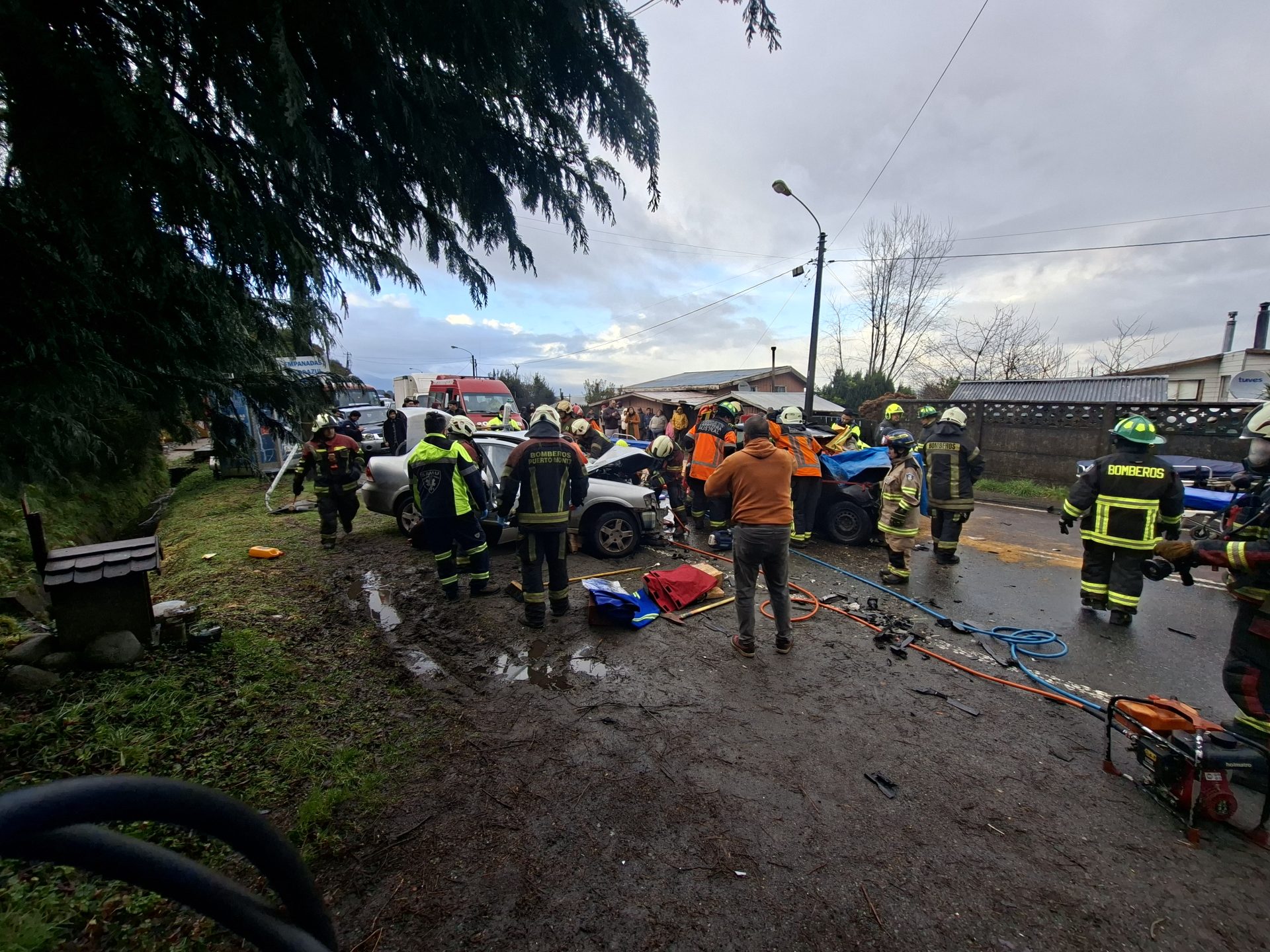 Violenta colisión frontal deja seis lesionados y obliga a suspender el tránsito en la Ruta 7