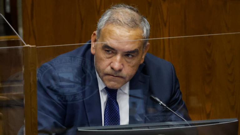 Fidel Espinoza descartó su renuncia a la bancada de senadores del PS