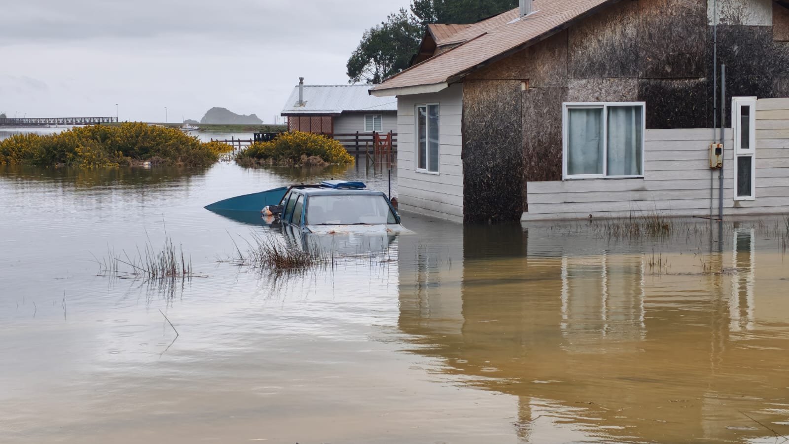 Río Llollelhue se desbordó e inundó viviendas en San Juan de la Costa