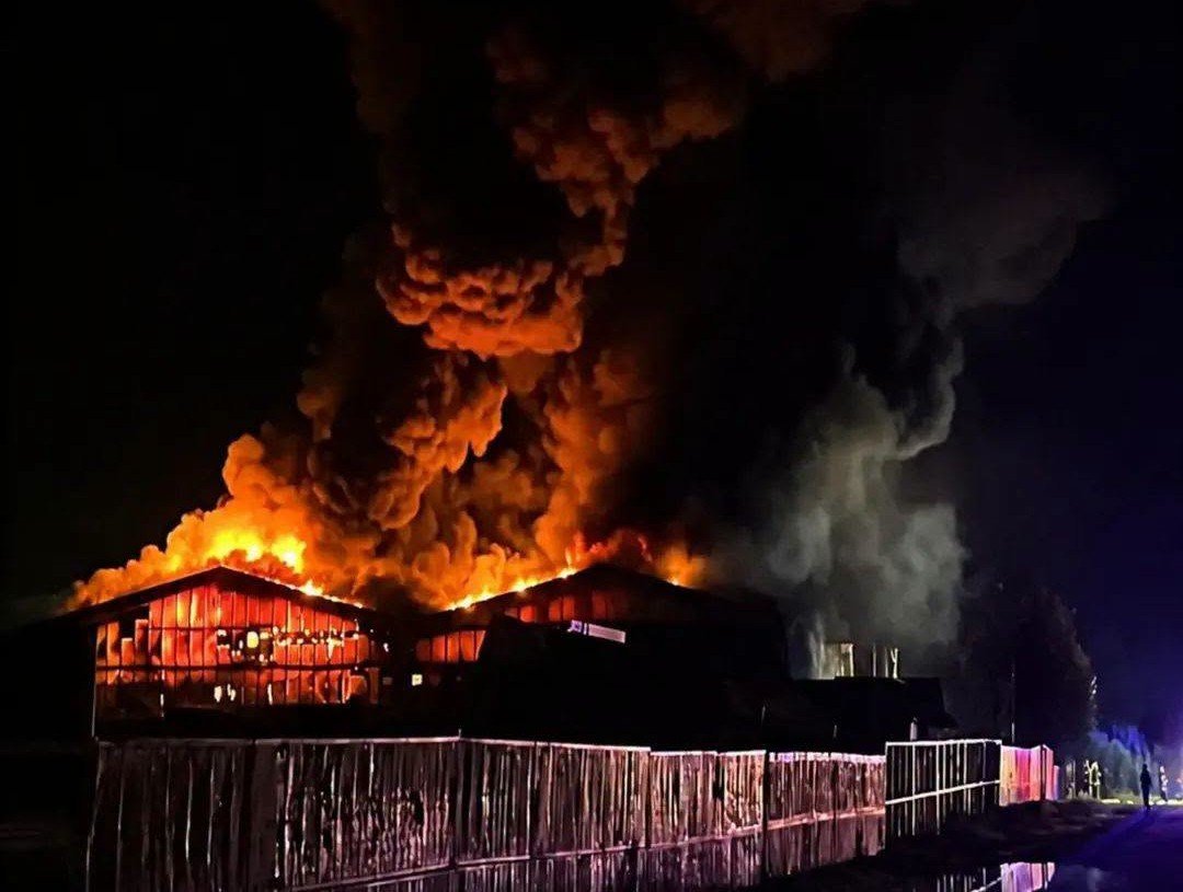 Incendio industrial en Puerto Montt movilizó a 20 unidades de bomberos