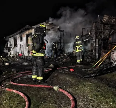 Incendio en Dalcahue dejó una persona y un bombero lesionados por quemaduras