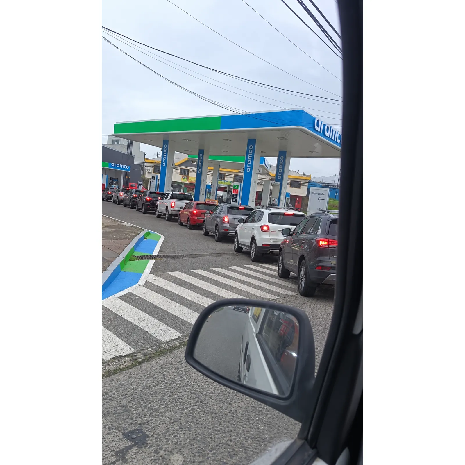 LARGAS FILAS PARA CARGAR COMBUSTIBLE