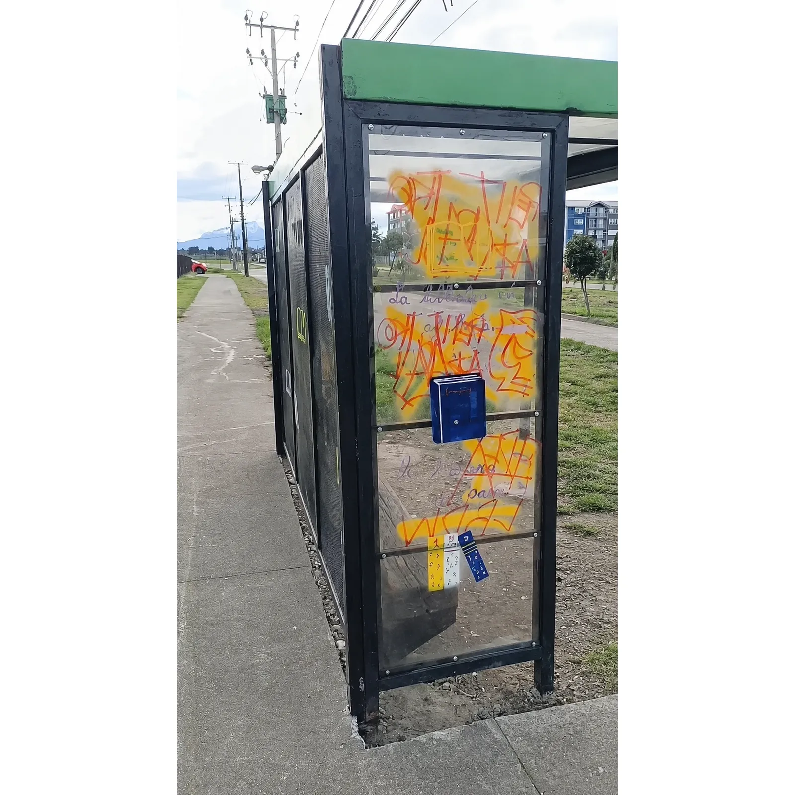 DENUNCIAN VANDALIZACIÓN DE PARADERO